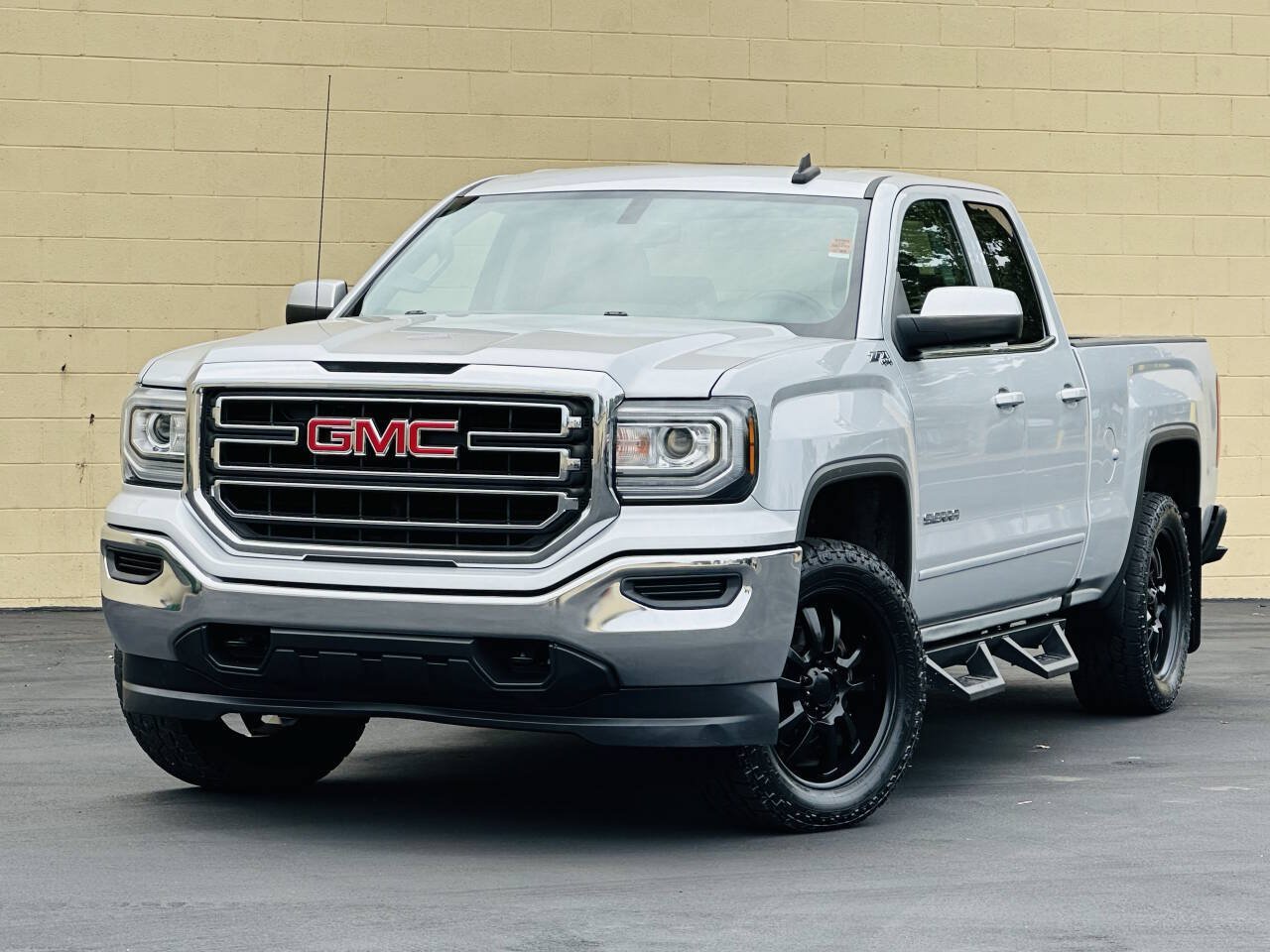 Used 2018 GMC Sierra 1500 SLE w/ Suspension Package, Off-Road AWD/4WD image 3