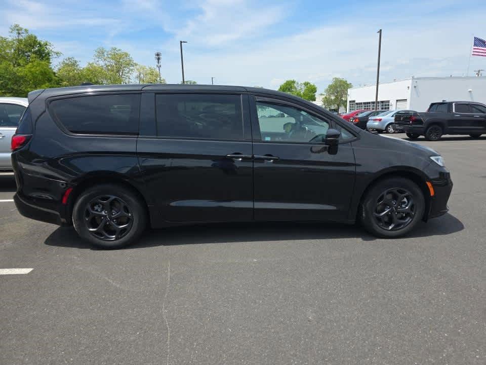 Used 2023 Chrysler Pacifica Limited w/ S Appearance Package FWD image 4