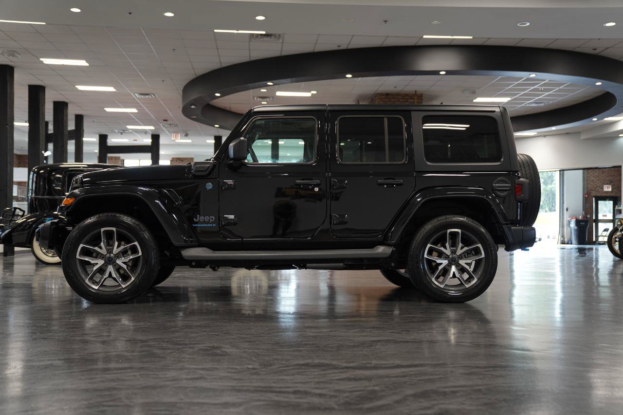 Used 2024 Jeep Wrangler Unlimited w/ Convenience Group AWD/4WD image 6