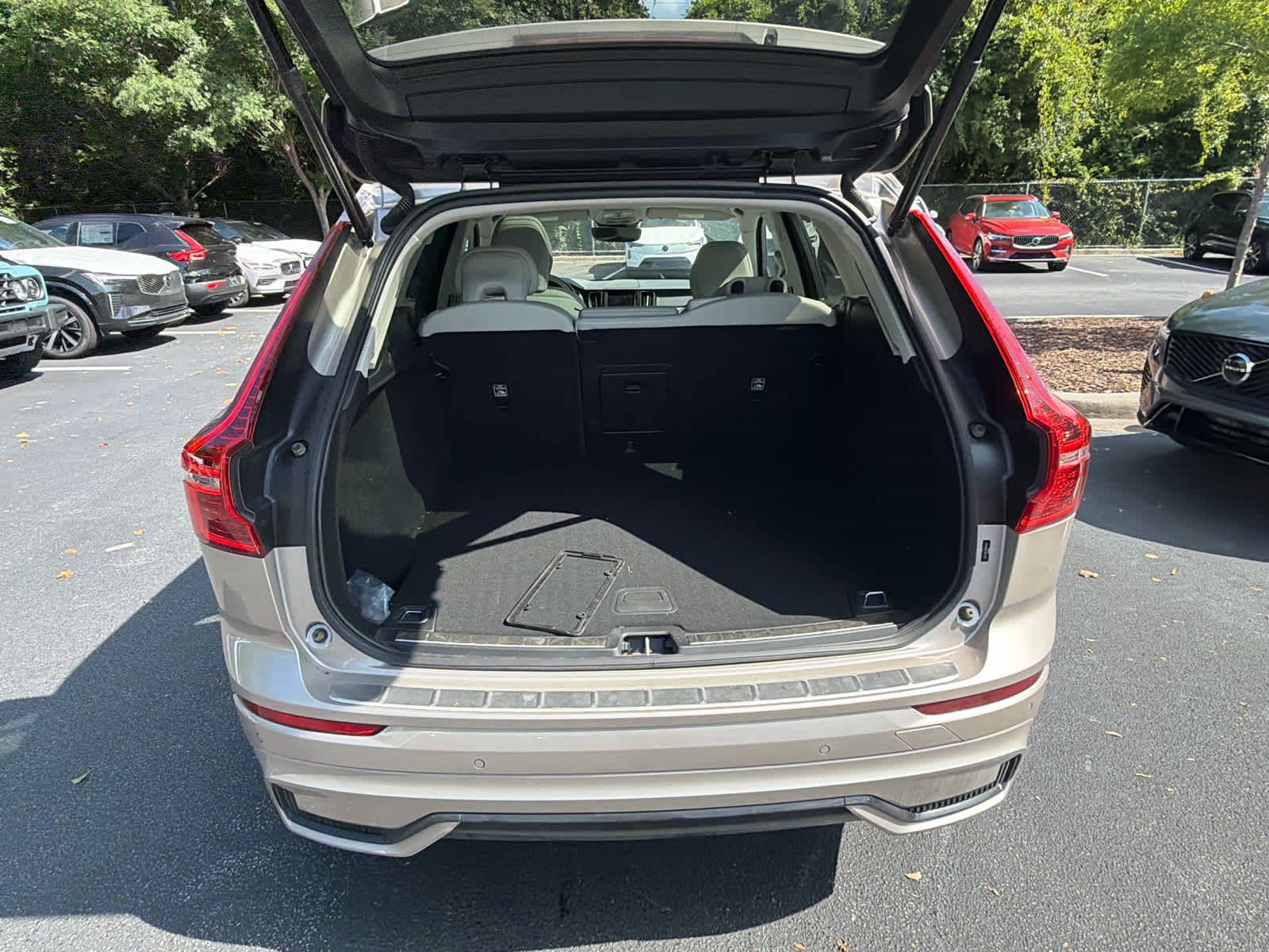 Used 2024 Volvo XC60 B5 Plus w/ Protection Package Premier AWD/4WD image 22