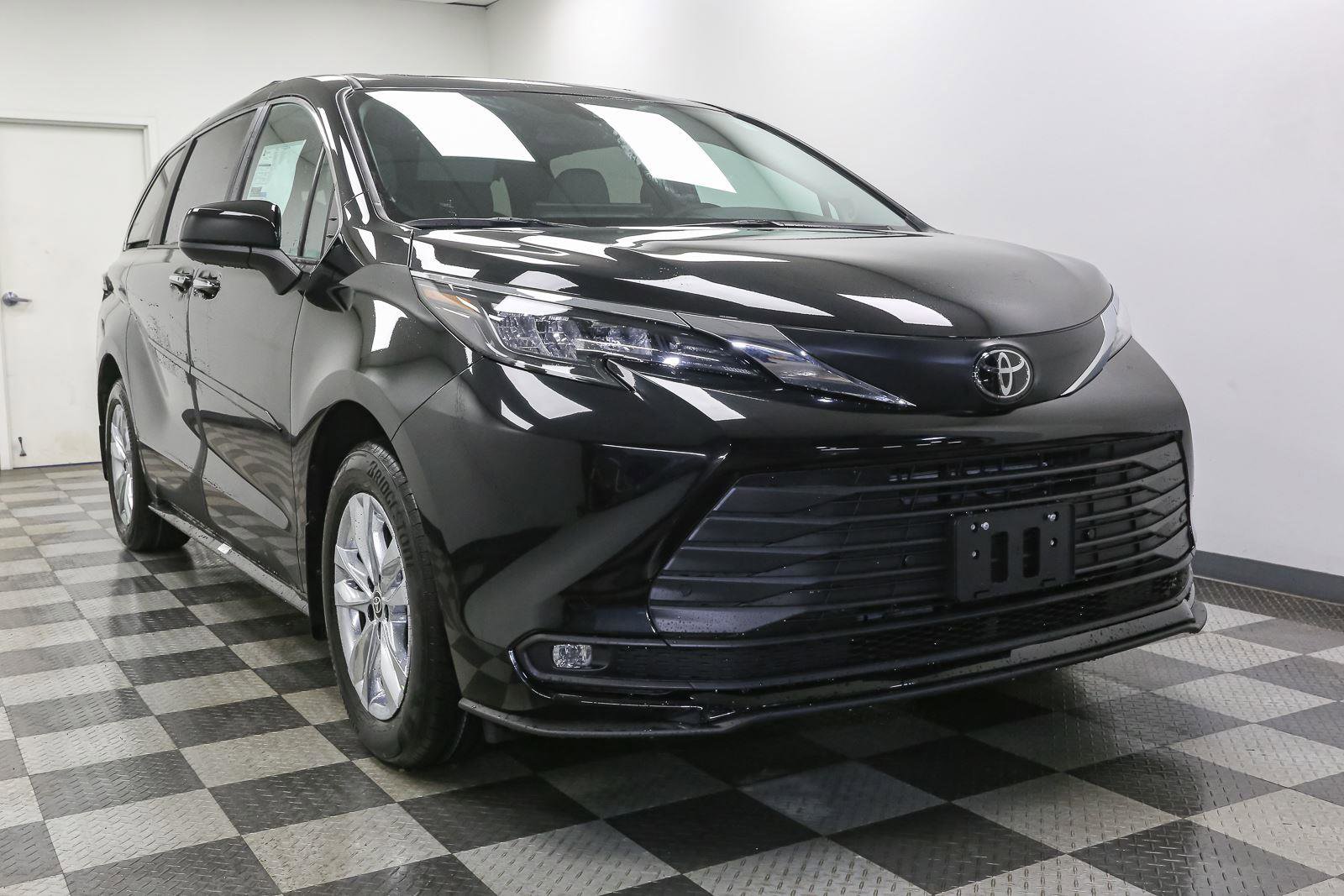 New 2026 Toyota Sienna XLE image 2