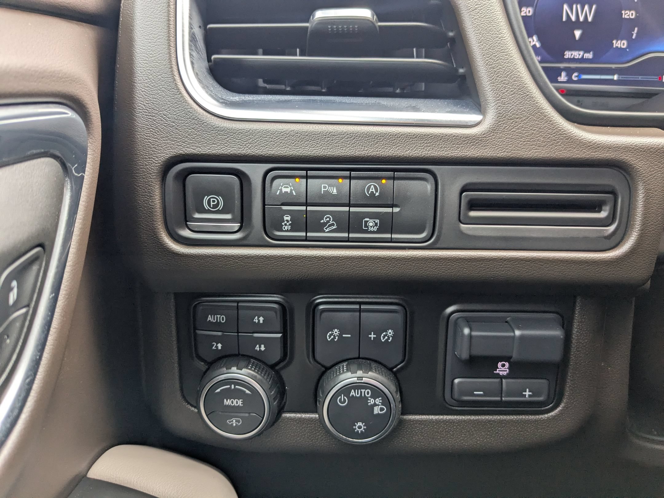 Used 2023 Chevrolet Tahoe Z71 w/ Z71 Off-Road Package AWD/4WD image 22