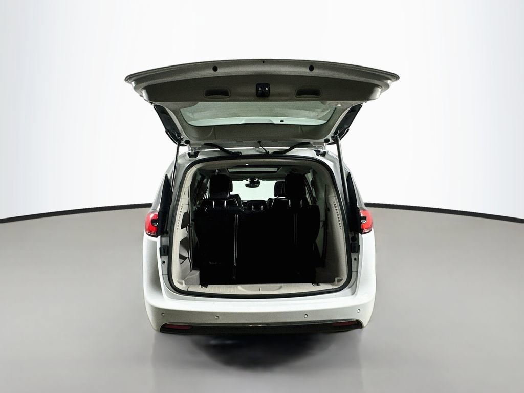 Used 2023 Chrysler Pacifica Limited FWD image 41