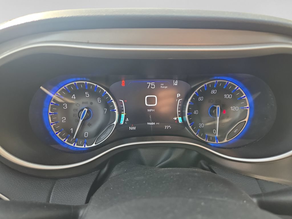 Used 2023 Chrysler Pacifica Touring-L FWD image 13