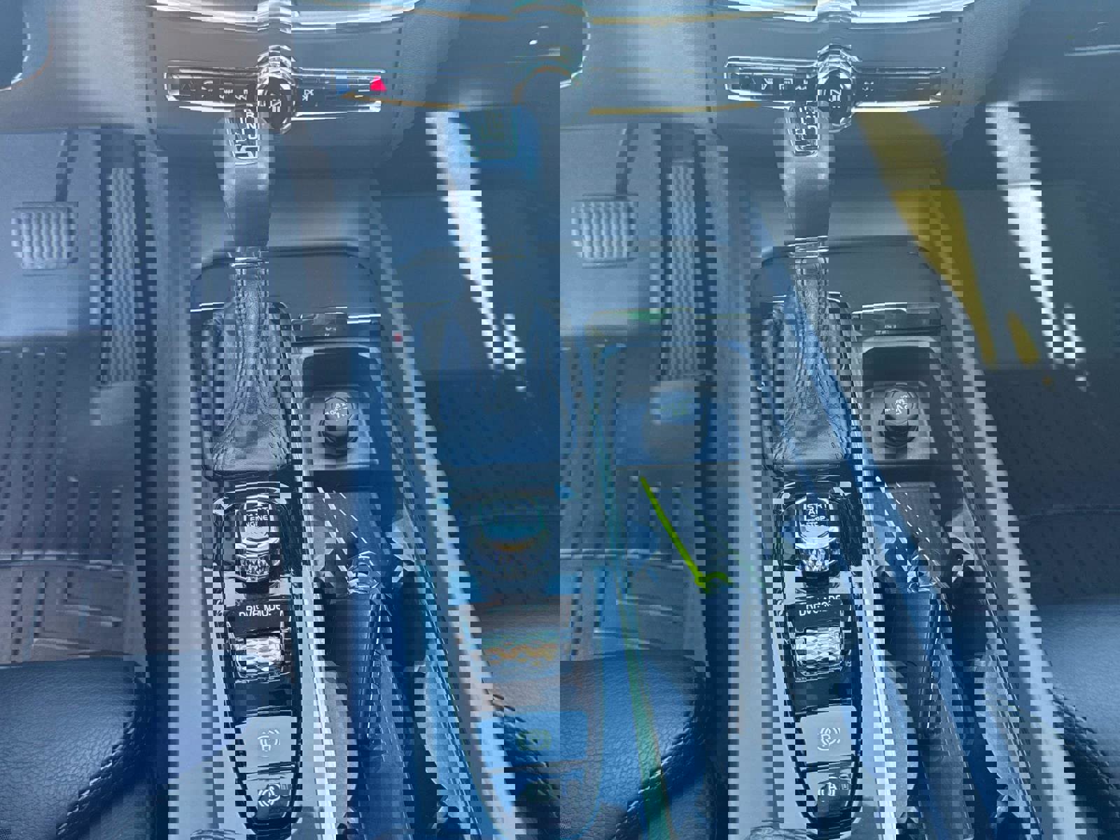 Used 2019 Volvo XC60 T5 Momentum w/ Premium Package image 24