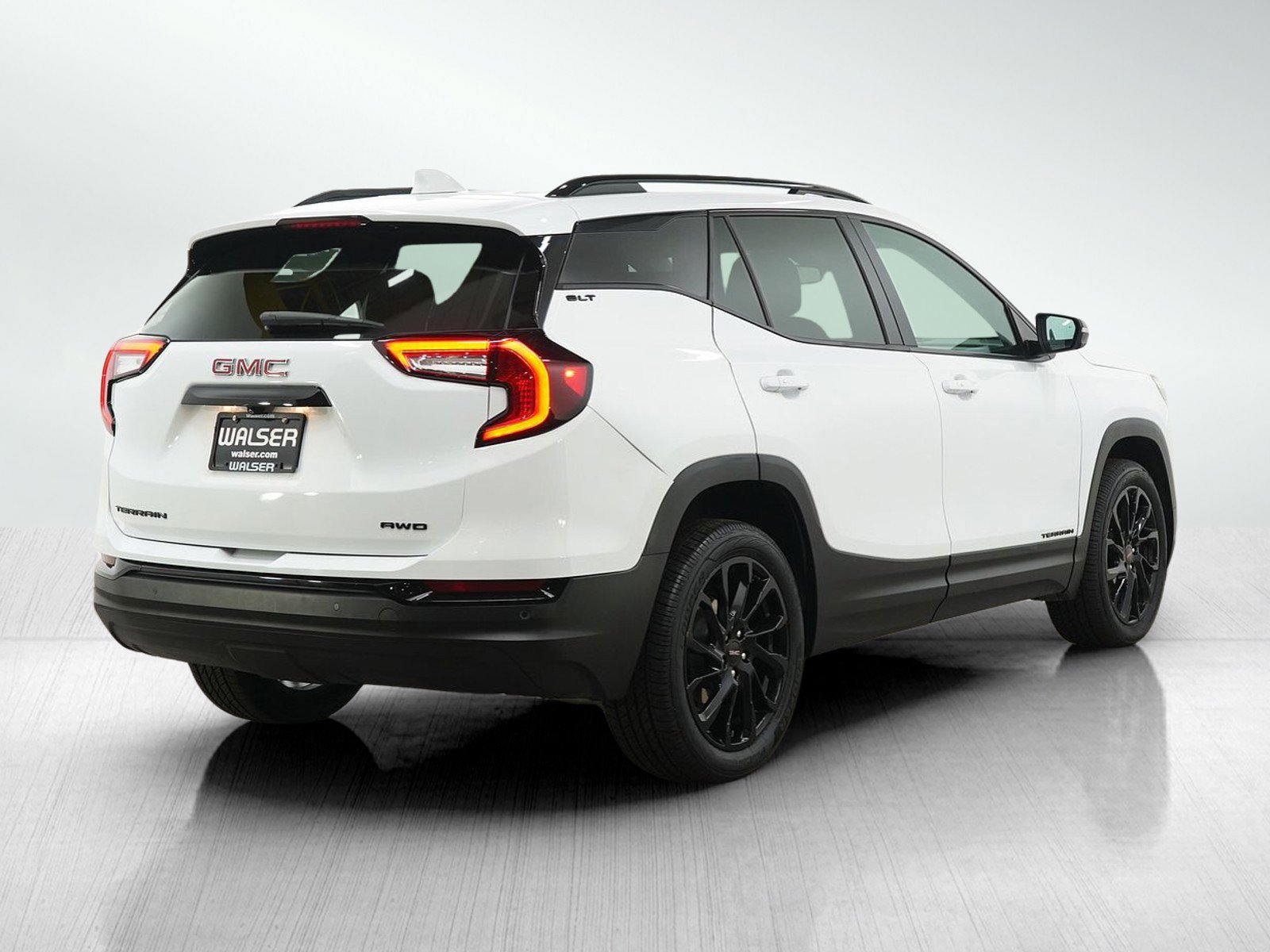 Used 2024 GMC Terrain SLT w/ Elevation Edition image 5