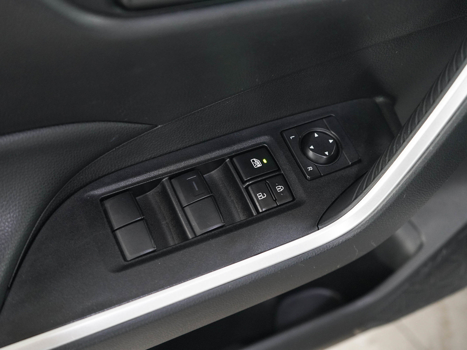 Used 2025 Toyota RAV4 LE AWD/4WD image 19