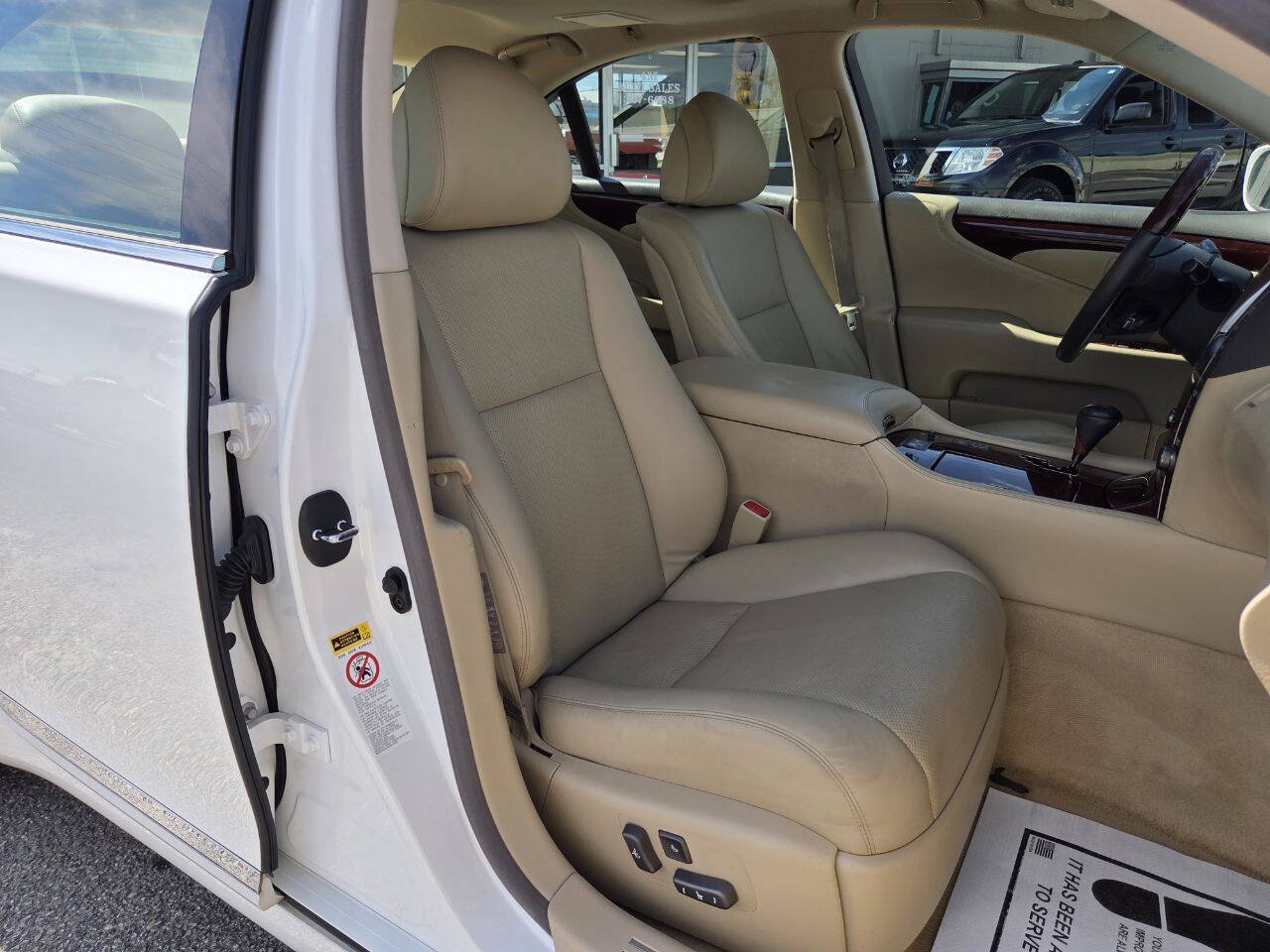 Used 2007 Lexus LS 460 w/ Comfort Pkg RWD image 10