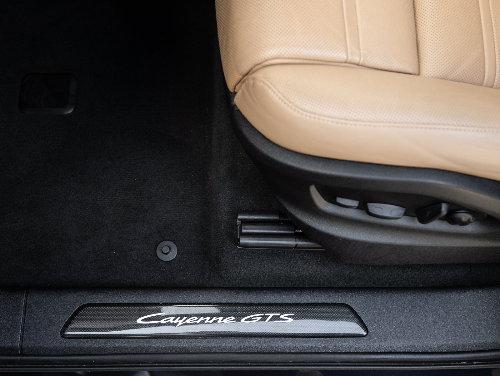 Certified 2025 Porsche Cayenne GTS AWD/4WD image 22