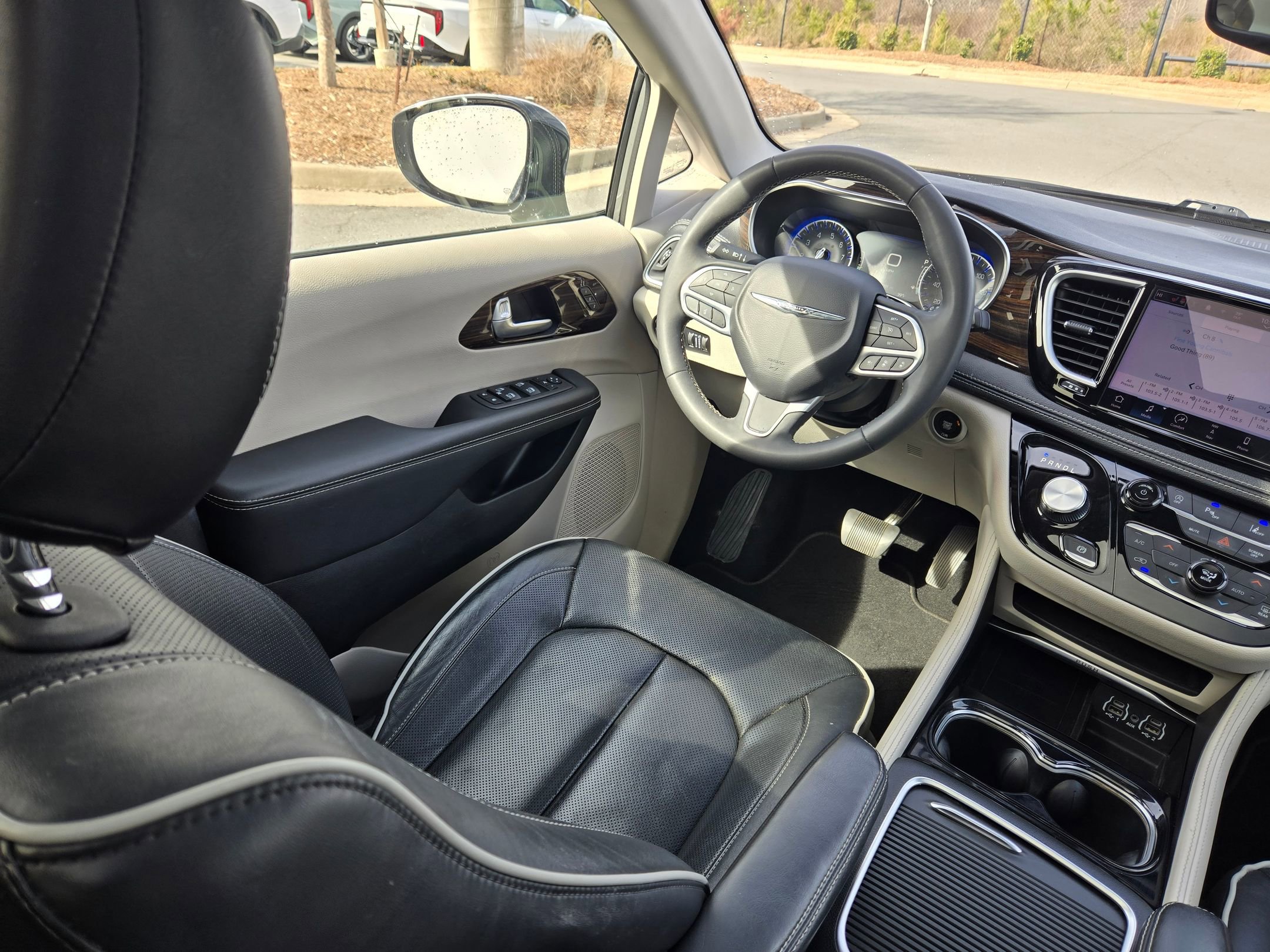 Used 2023 Chrysler Pacifica Limited image 9