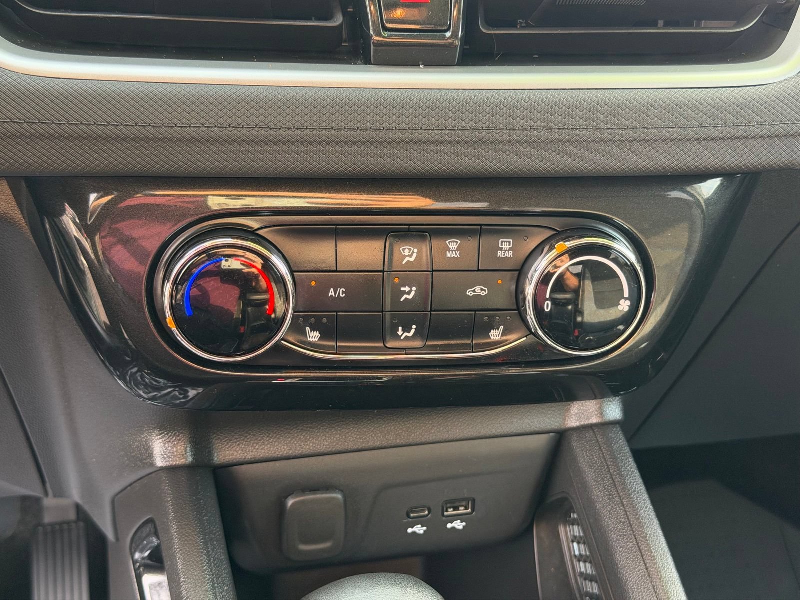 Used 2025 Chevrolet TrailBlazer LT w/ LT Cold Weather Package FWD image 19