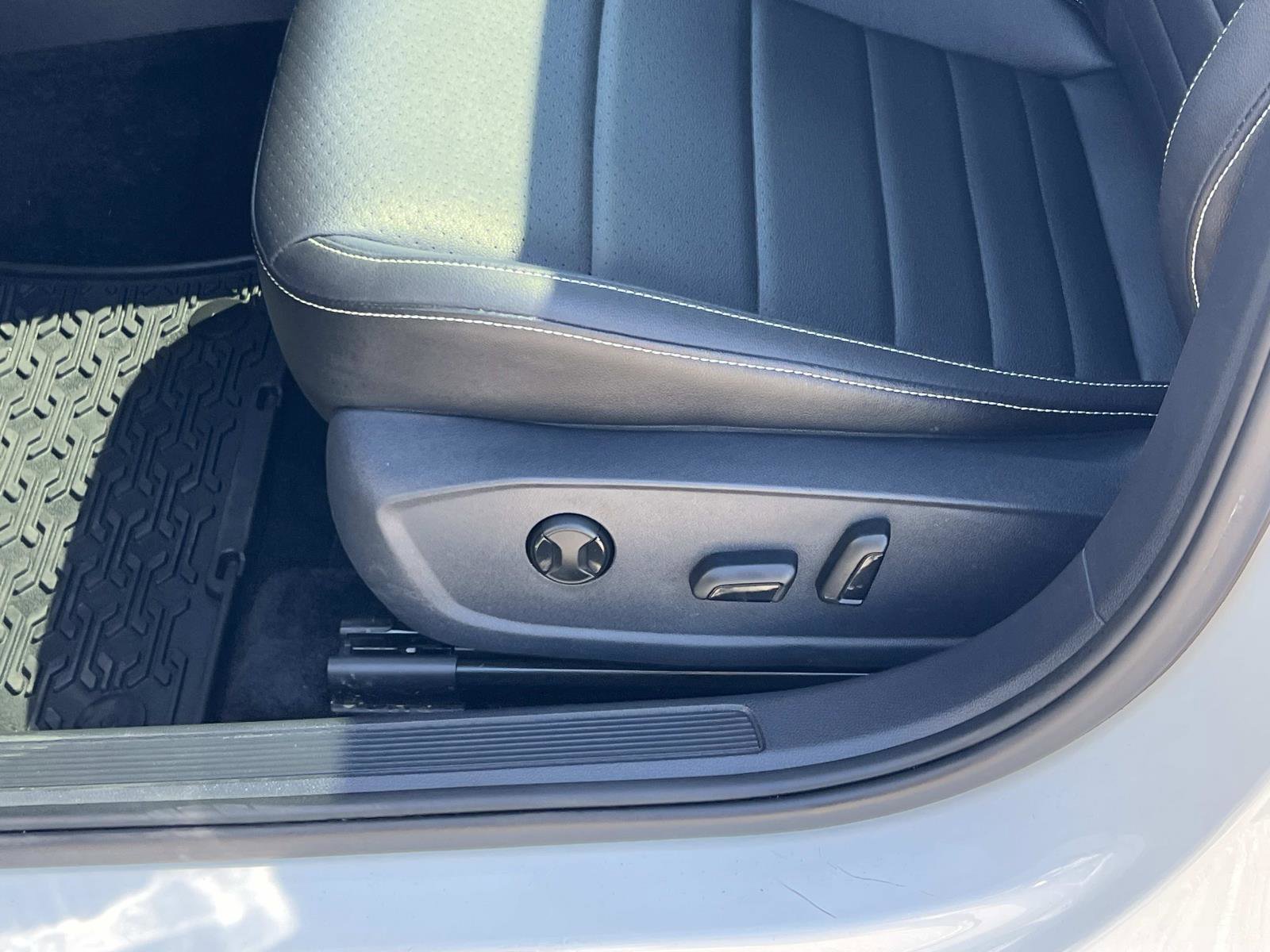 Used 2024 Volkswagen Jetta SE w/ Panoramic Sunroof Package image 17