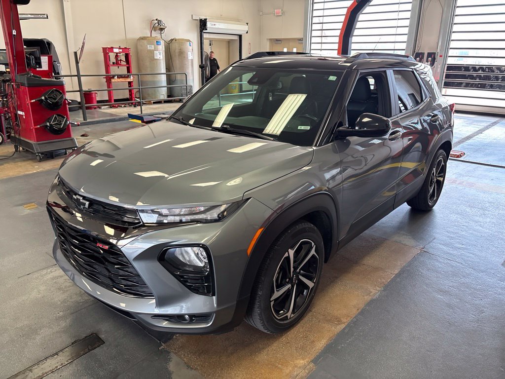 Used 2021 Chevrolet TrailBlazer RS w/ Sun and Liftgate Package FWD image 2