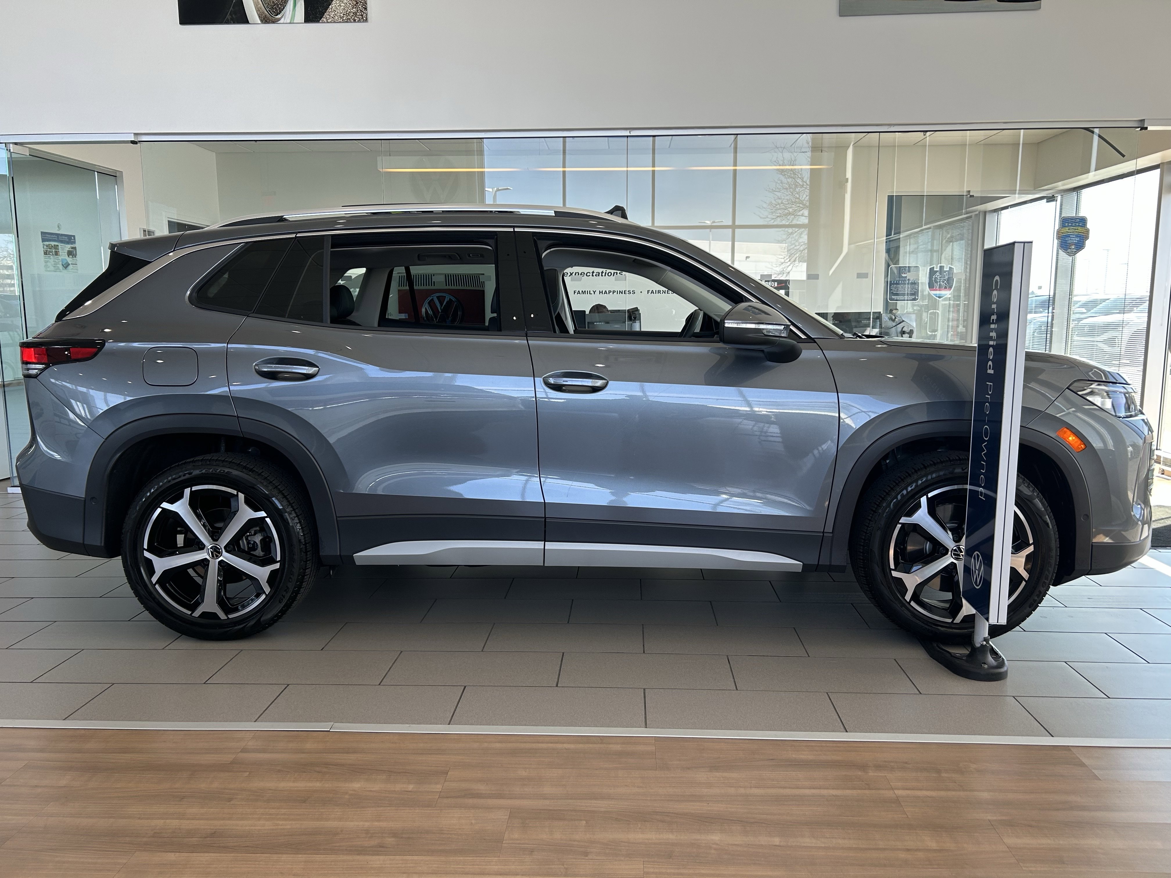 Certified 2025 Volkswagen Tiguan SE image 7