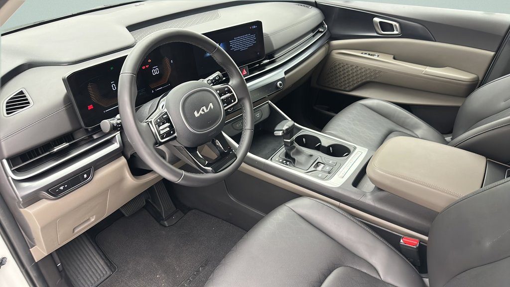 Used 2025 Kia Carnival FWD image 13