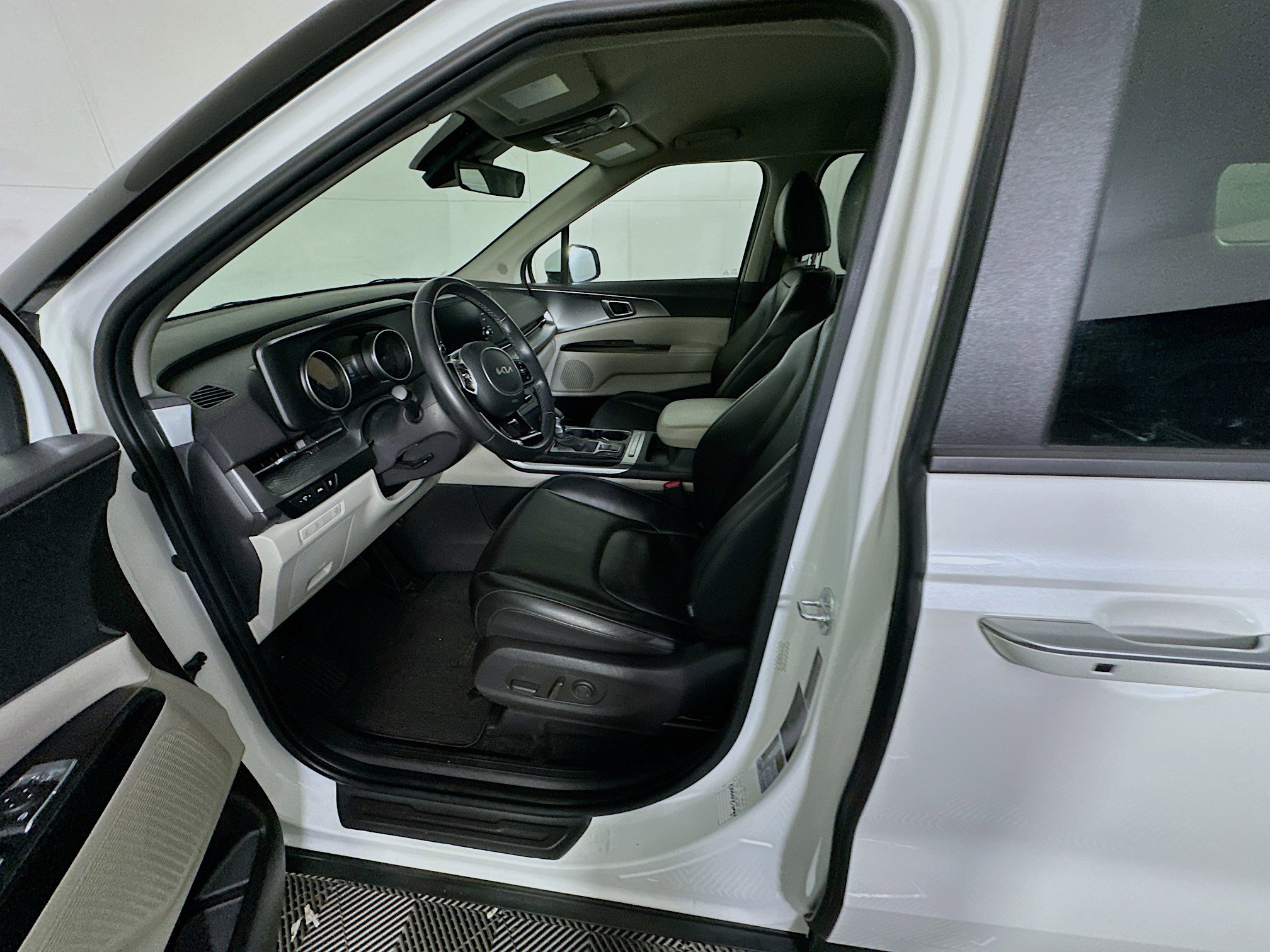 Used 2024 Kia Carnival LX image 13