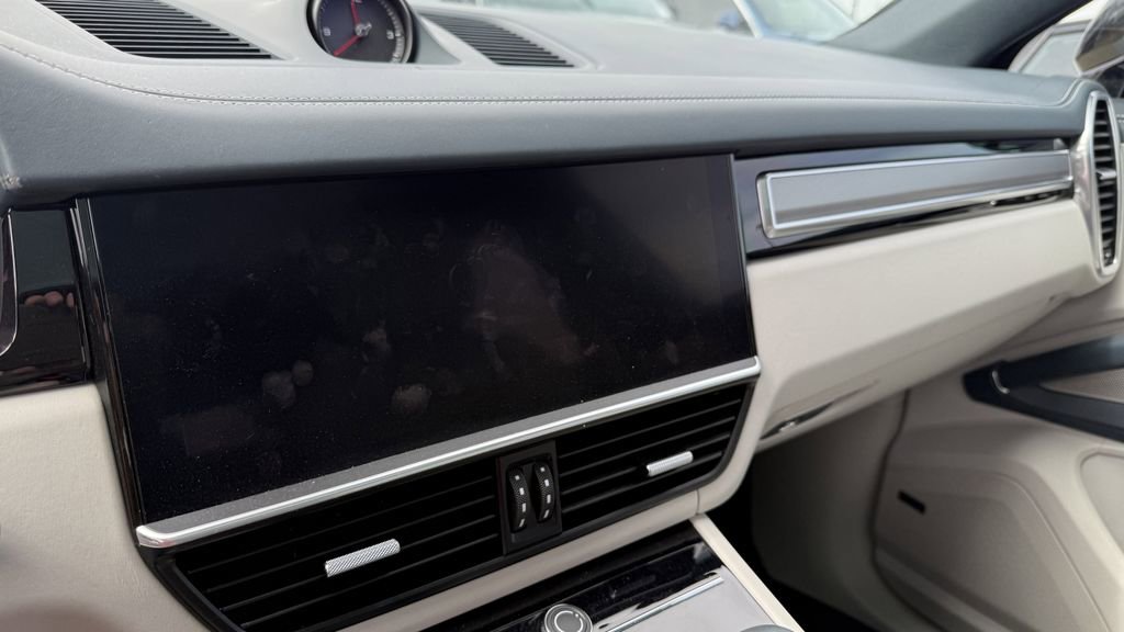 Used 2023 Porsche Cayenne Coupe image 4