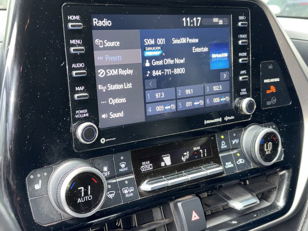 Used 2022 Toyota Highlander XLE FWD image 3