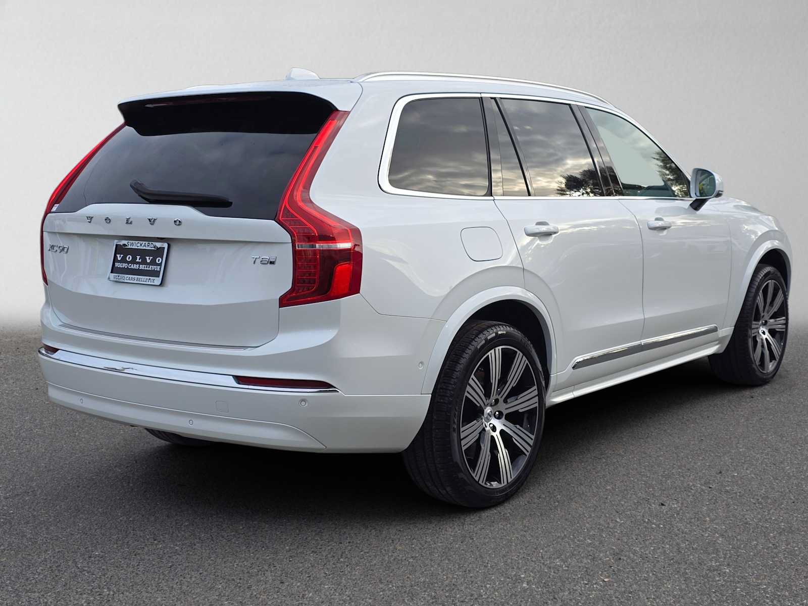 Certified 2025 Volvo XC90 T8 Plus w/ Protection Package Premier AWD/4WD image 4