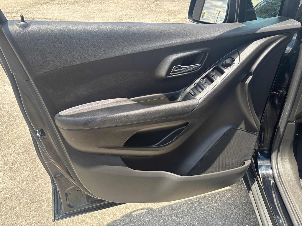 Used 2019 Chevrolet Trax LS w/ Tint and Cruise Package AWD/4WD image 9