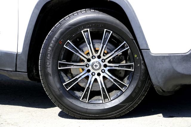 Used 2015 Jeep Cherokee Sport image 2