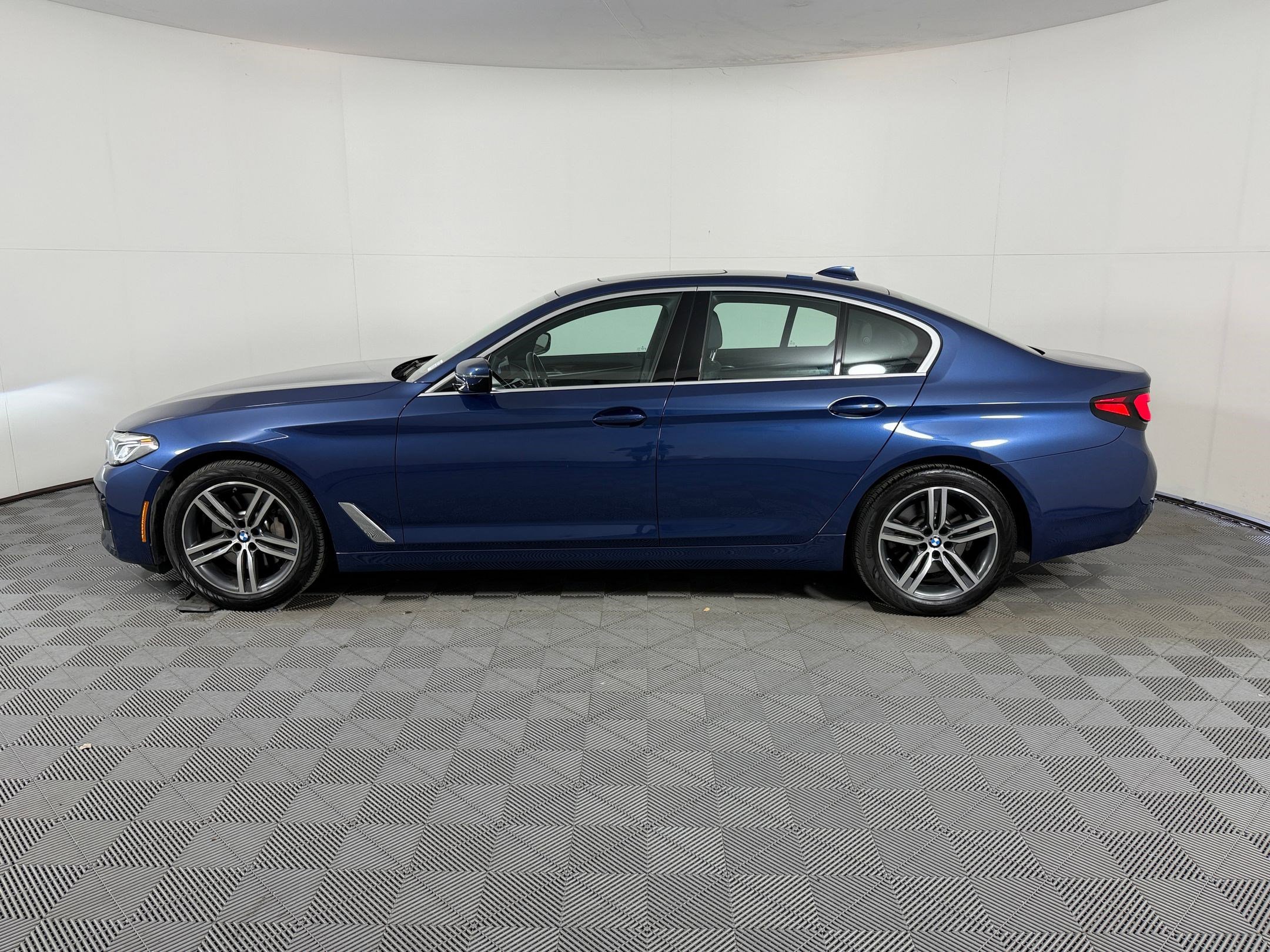 Used 2021 BMW 530i xDrive w/ Convenience Package image 2