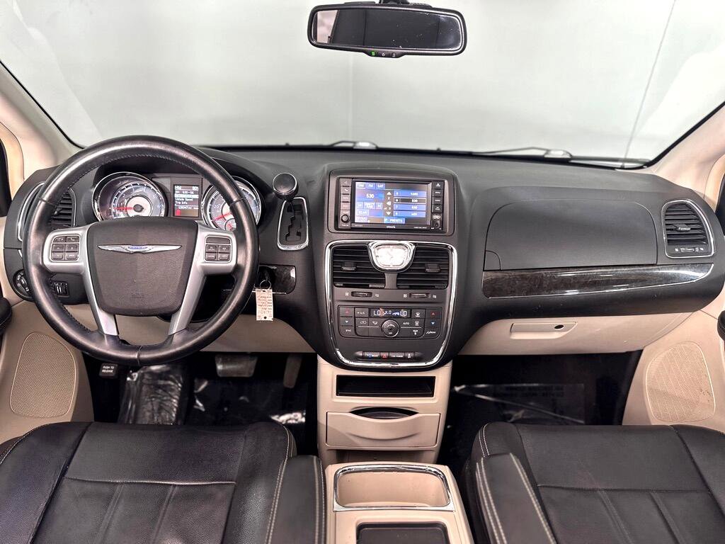 Used 2014 Chrysler Town & Country Touring image 12