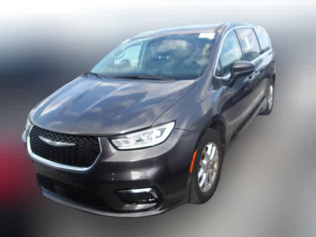 Used 2023 Chrysler Pacifica Touring-L FWD image 2