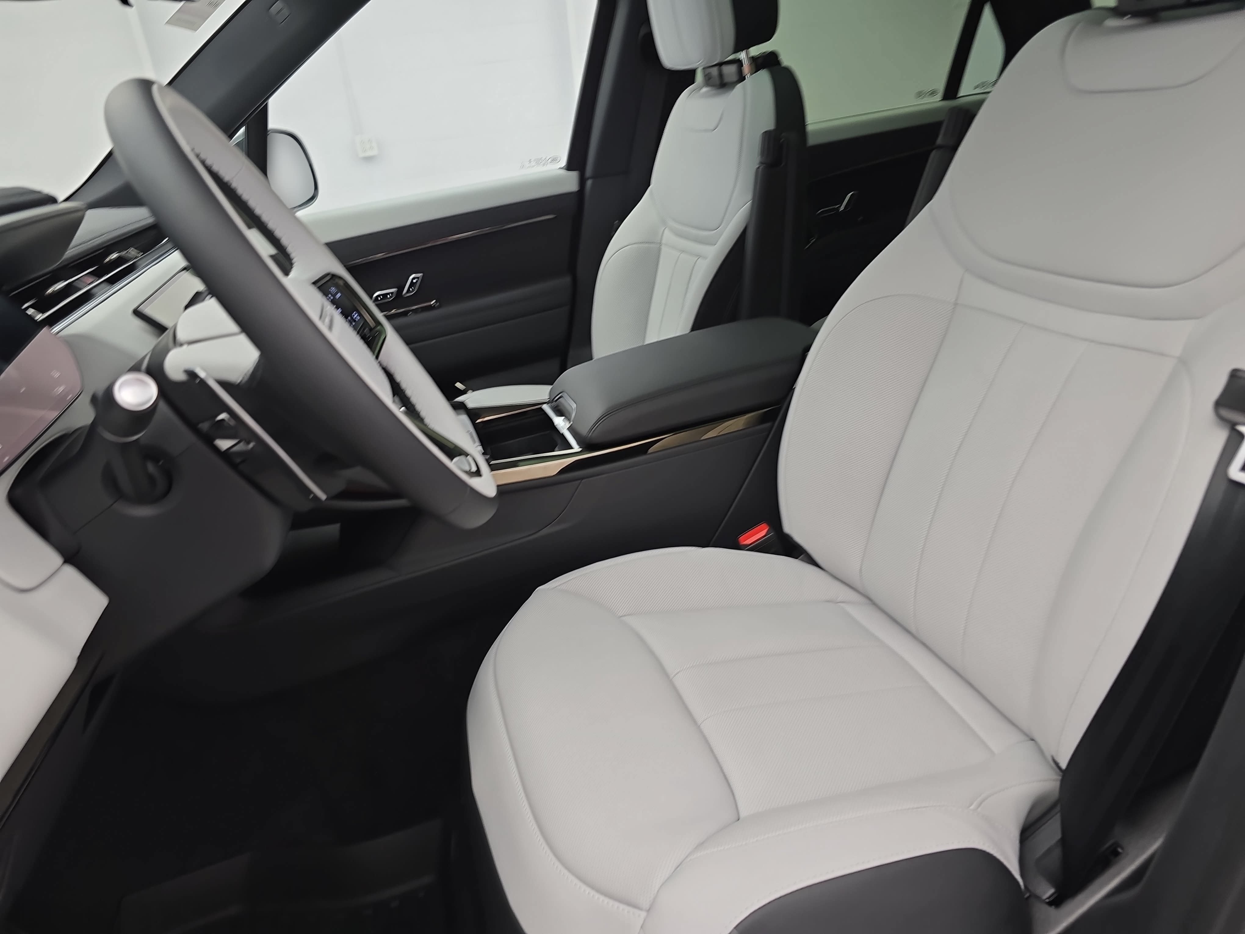 New 2026 Land Rover Range Rover Sport Dynamic SE AWD/4WD image 15
