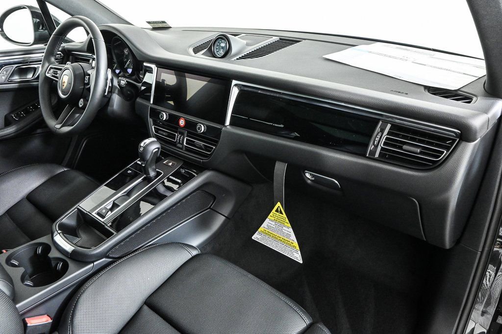 Certified 2026 Porsche Macan AWD/4WD image 25