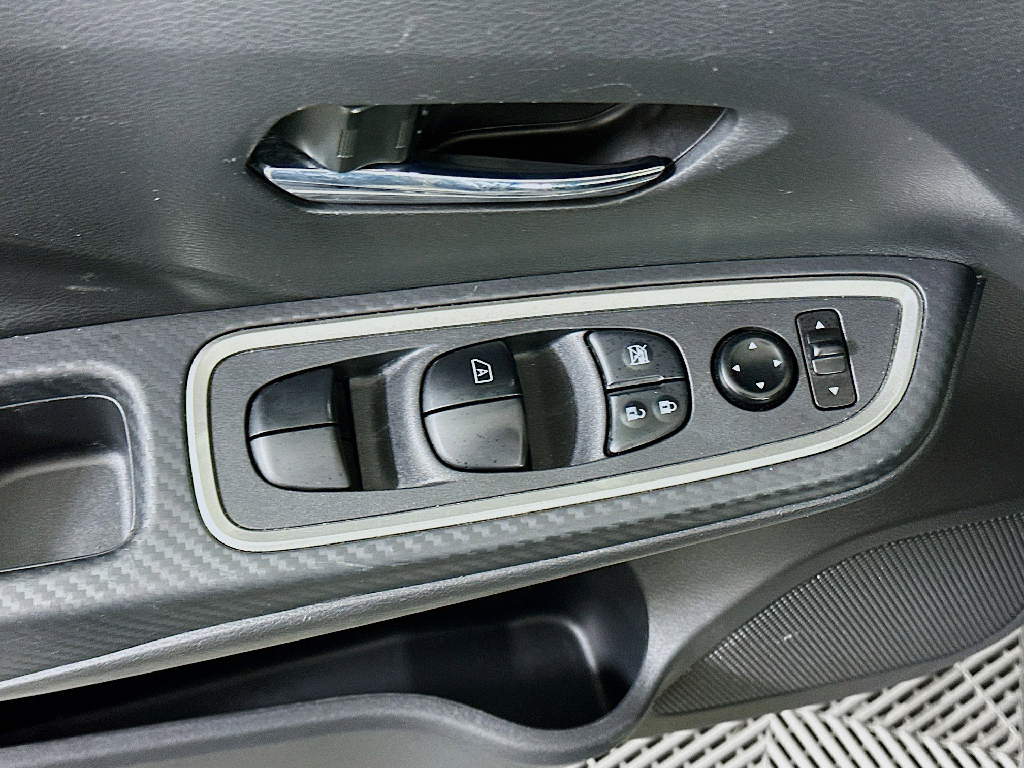 Used 2024 Nissan Versa SR image 15