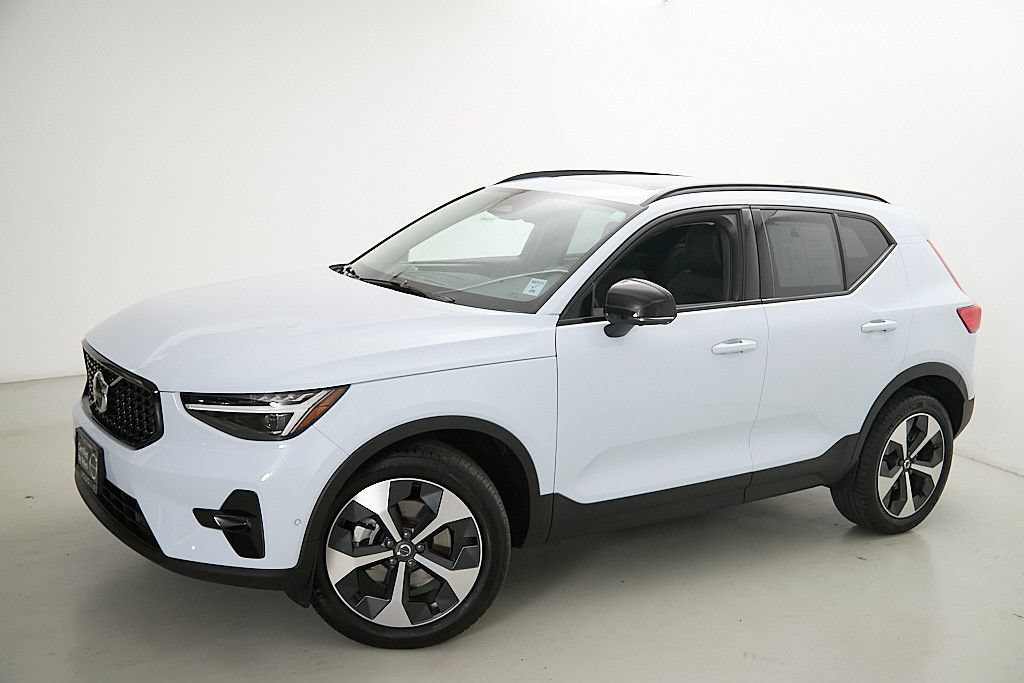 Certified 2026 Volvo XC40 B5 Plus AWD/4WD image 3