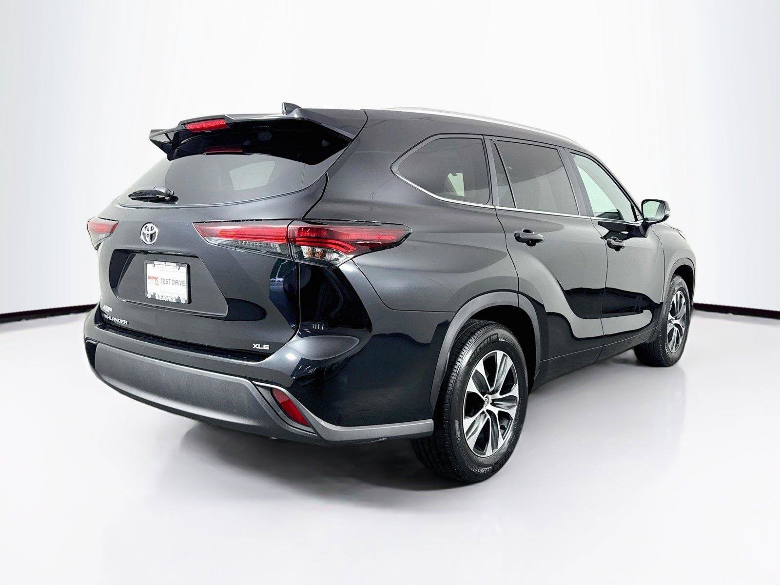 Certified 2025 Toyota Highlander XLE FWD image 2