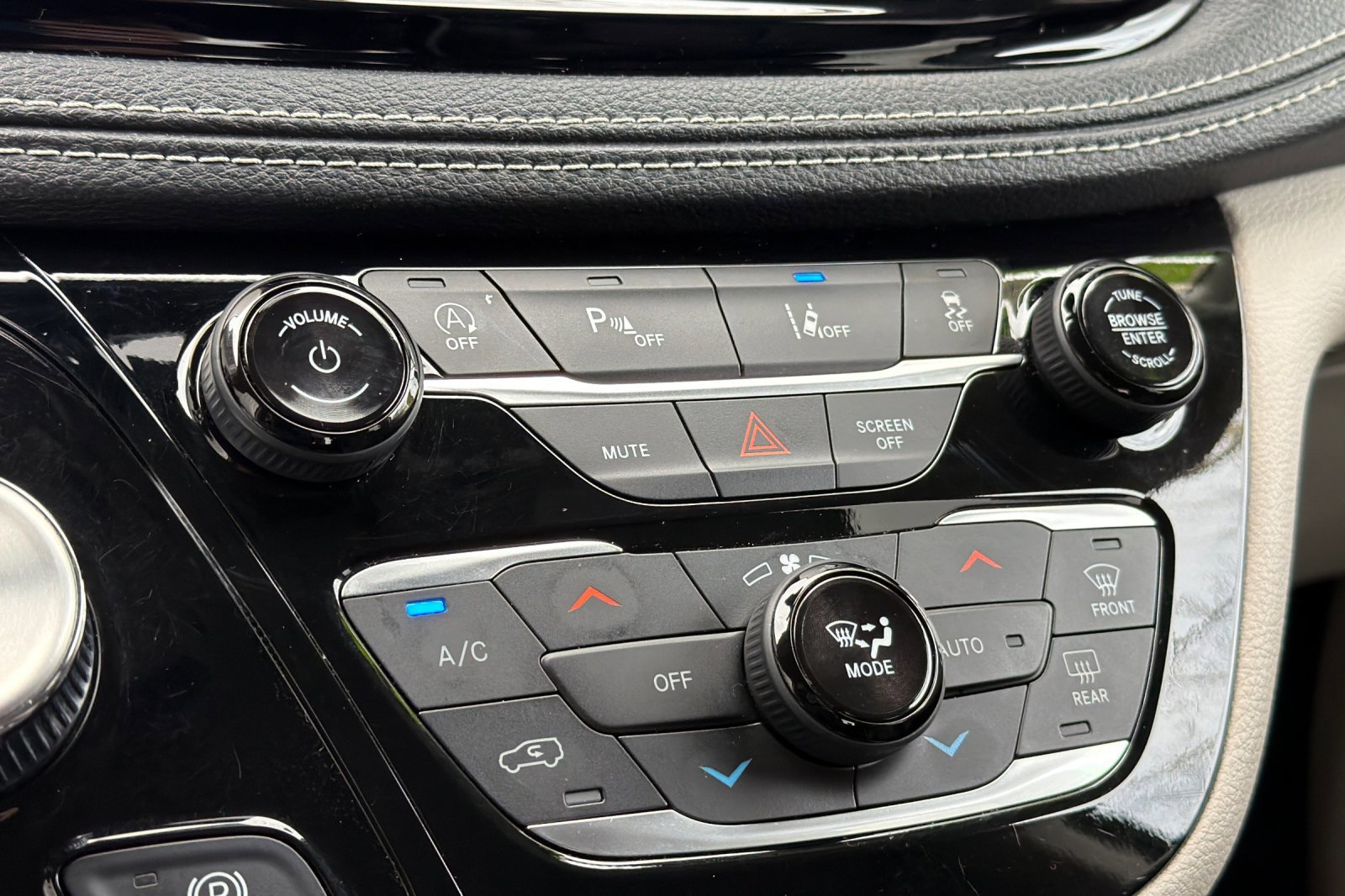 Used 2023 Chrysler Pacifica Limited image 21