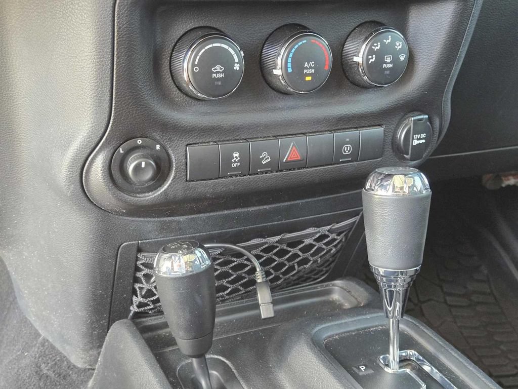 Used 2018 Jeep Wrangler Unlimited Sahara AWD/4WD image 28