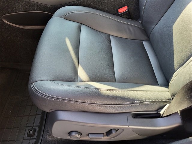 Used 2019 Volvo XC40 T5 Momentum image 14