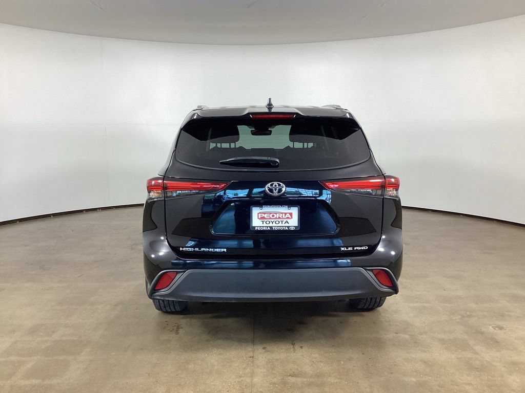 Used 2022 Toyota Highlander XLE AWD/4WD image 10
