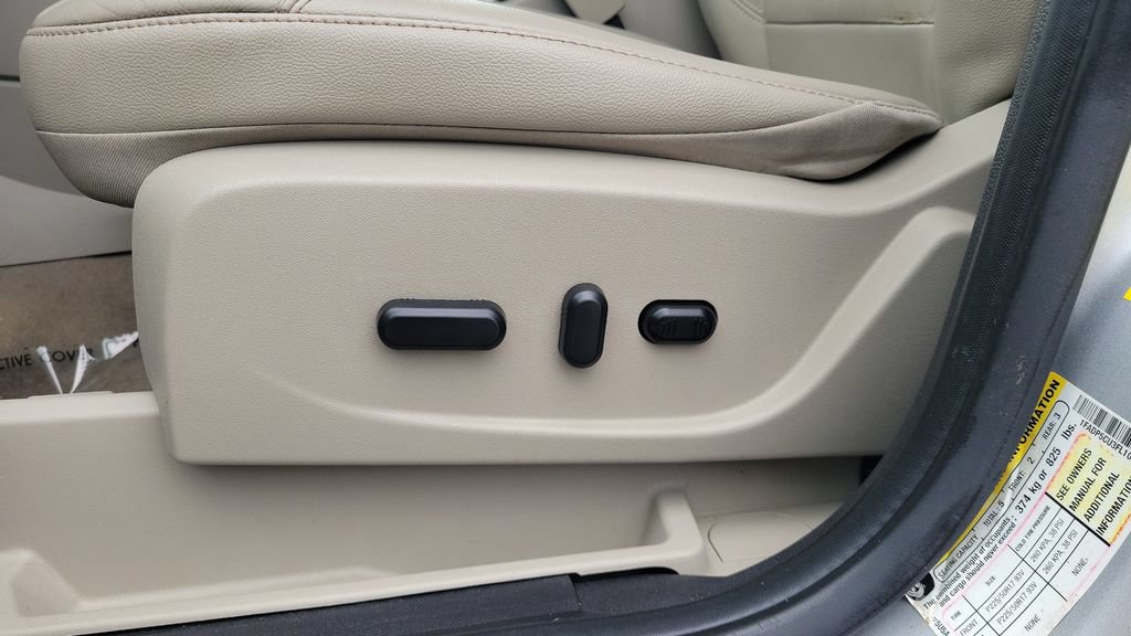Used 2015 Ford C-MAX Energi SEL w/ Equipment Group 302A FWD image 16