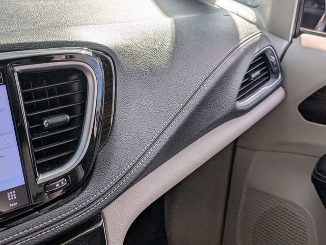 Used 2023 Chrysler Pacifica Limited image 32