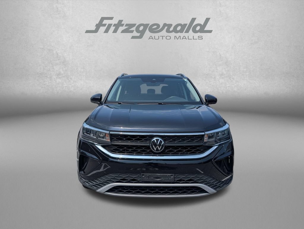 Used 2024 Volkswagen Taos SE FWD image 2