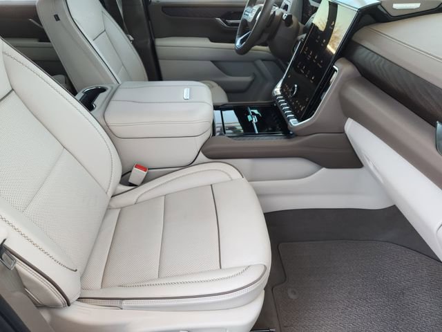 Used 2025 GMC Yukon XL Denali w/ Sun & Power Step Package image 11