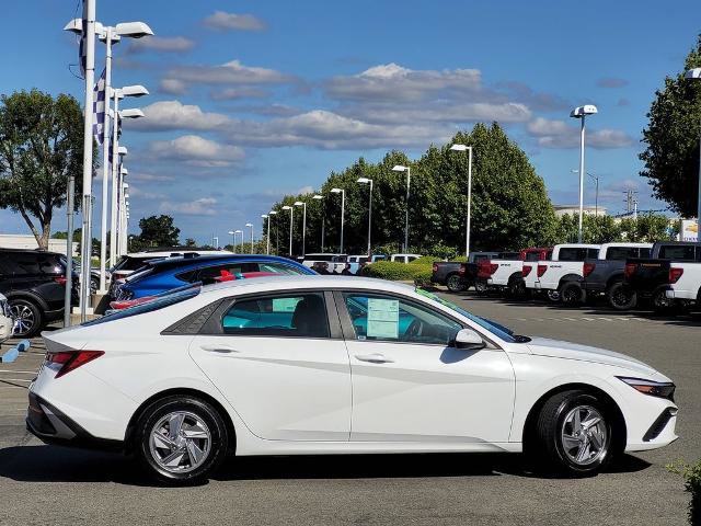 Used 2025 Hyundai Elantra SE FWD image 3