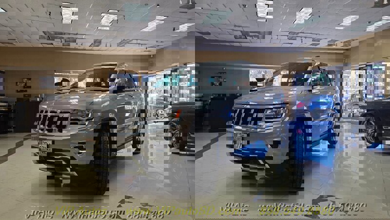 Used 2014 Jeep Grand Cherokee Limited w/ Luxury Group II image 2