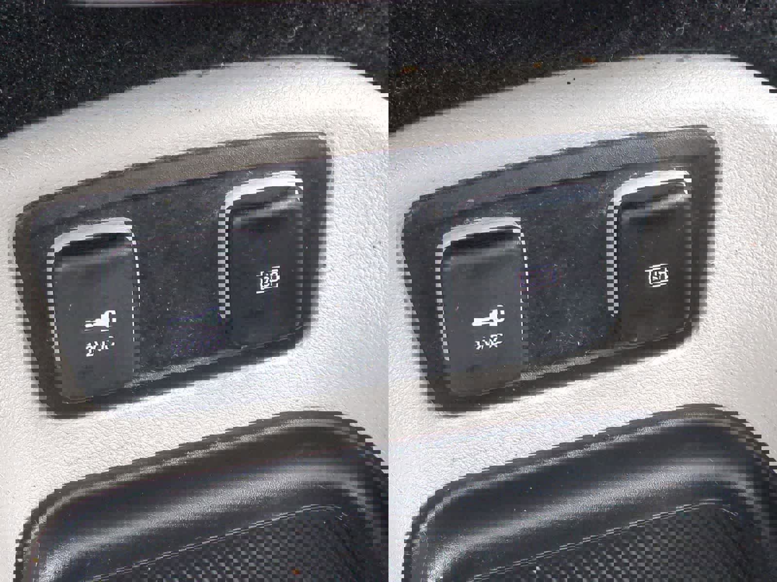 Used 2018 Chrysler Pacifica Limited w/ Tire & Wheel Group FWD image 32