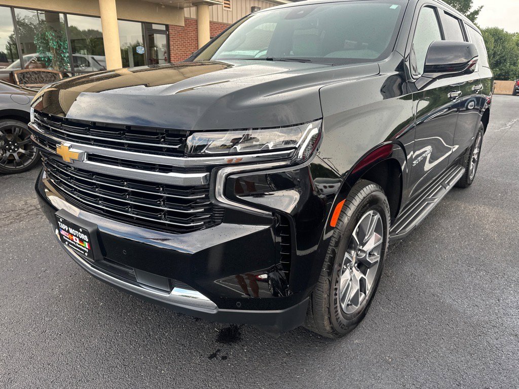 Used 2024 Chevrolet Suburban LT w/ Luxury Package image 3