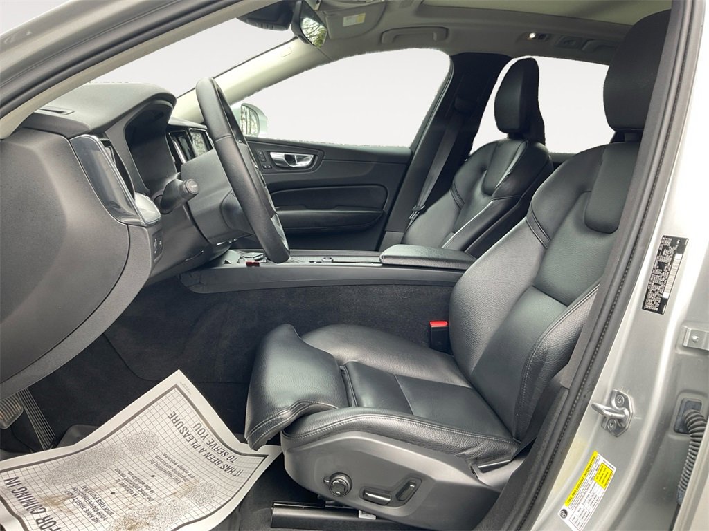 Used 2019 Volvo XC60 T6 Momentum w/ Premium Package image 9