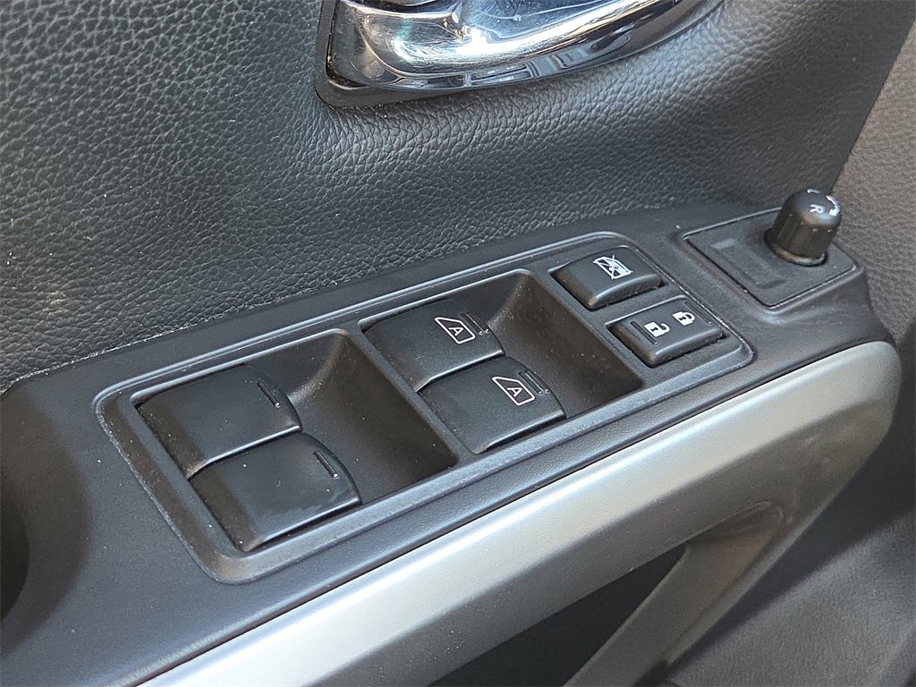 Used 2021 Nissan Titan SV w/ SV Convenience Package image 26