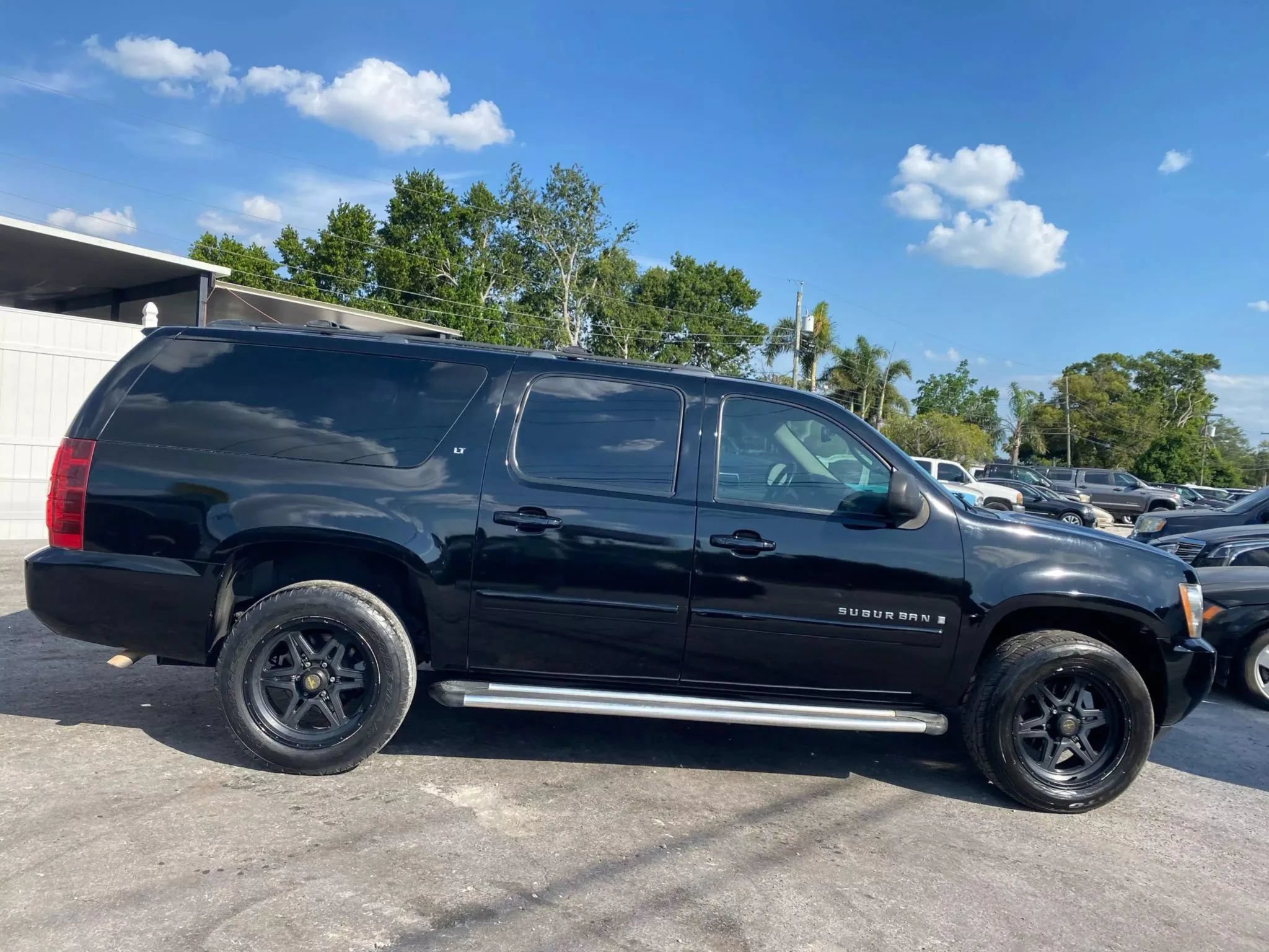 Used 2007 Chevrolet Suburban LT w/ LT Preferred Equipment Group AWD/4WD image 2