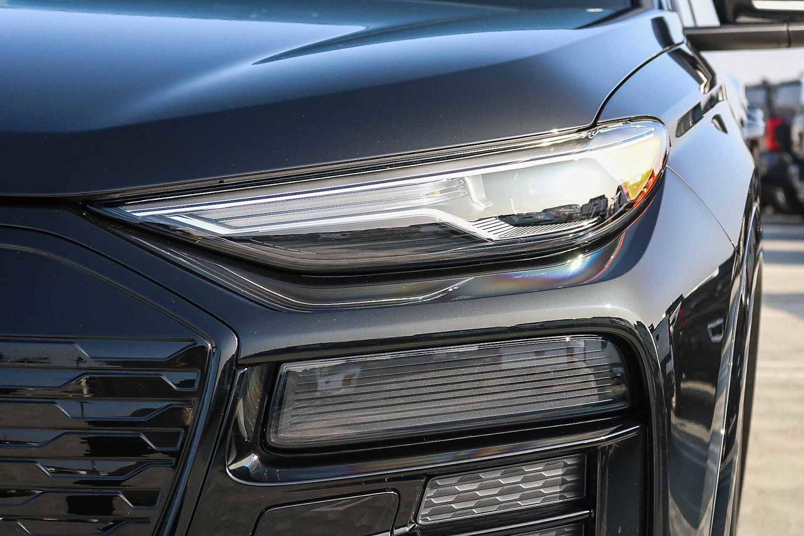 Used 2025 Audi Q6 e-tron Premium w/ Convenience Package image 5