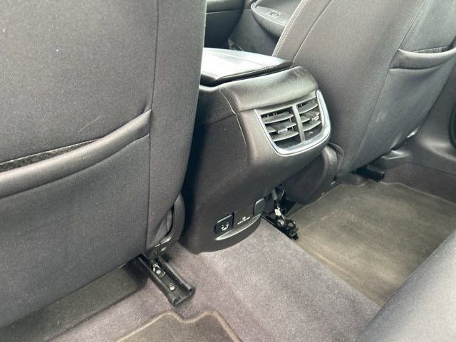 Used 2017 Chevrolet Malibu LT image 32